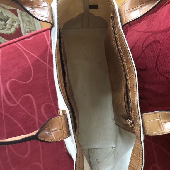 Beautiful Michael Kors Bag - Picture 3 of 6